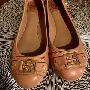 Tory Burch ❤️ tan logo flats 7 1/2 M